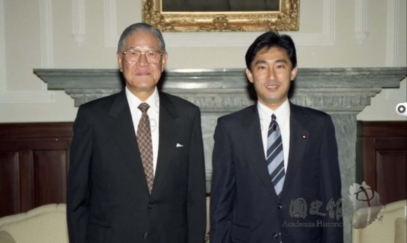 圖為1994年9月時任總統李登輝（左）接見以日本眾議員身分訪台的岸田文雄（右）。   （圖取自facebook.com/guoshiguan）