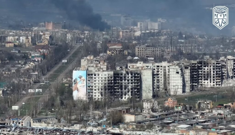 巴赫穆特在俄軍的襲擊下，大部分地區淪為廢墟。圖為4月12日從高處俯拍巴赫穆特。   圖：翻攝Adamtactic臉書