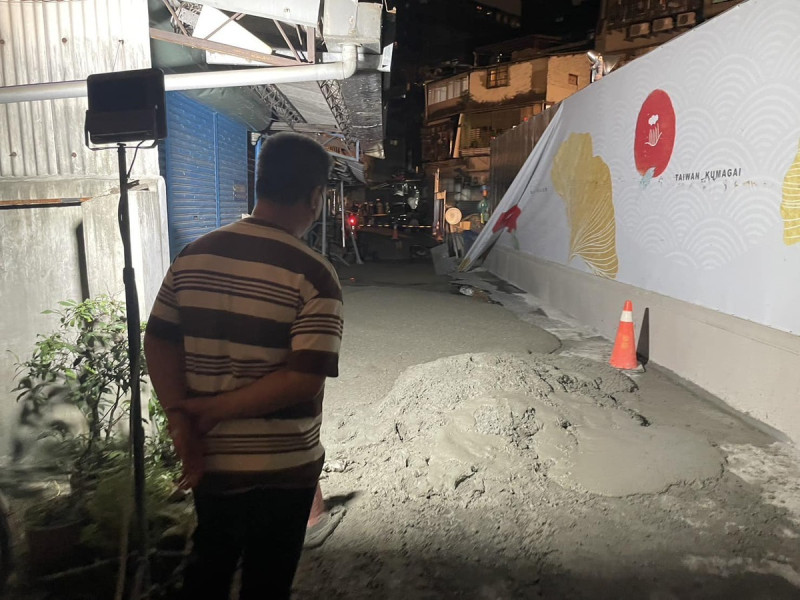 台北市信義區崇德街 60 巷地層下陷，已經在昨晚間 11 點坑洞初步填平完成。   圖：翻攝自許淑華臉書