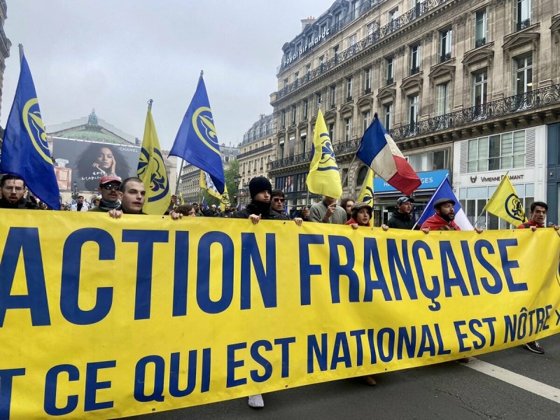 巴黎法院日前裁定推翻有關禁止任何「極右派」集會的指令，主張恢復君主制的法國極右派社團「法蘭西運動」（Action francaise）獲准於14日在巴黎進行示威。   圖：擷取自推特@actionfrancaise