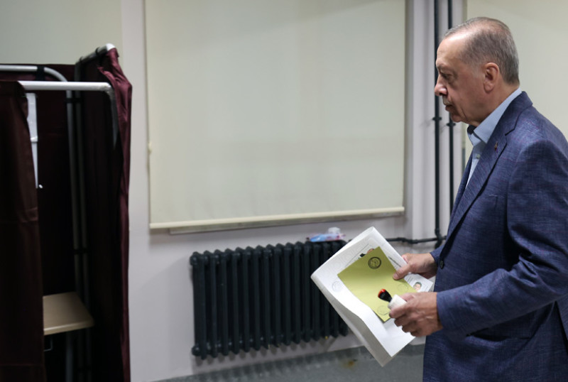 土耳其14日舉行總統大選，現任總統艾爾段投下神聖的一票，但目前結果初步顯示，艾爾段並未膏得50%以上支持，面臨前所未有的挑戰。   圖：翻攝自土耳其總統官網