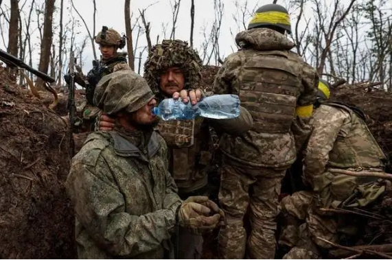 烏軍給在巴赫穆特投降的俄軍戰俘喝水。   圖 : 翻攝自騰訊網/空天力量
