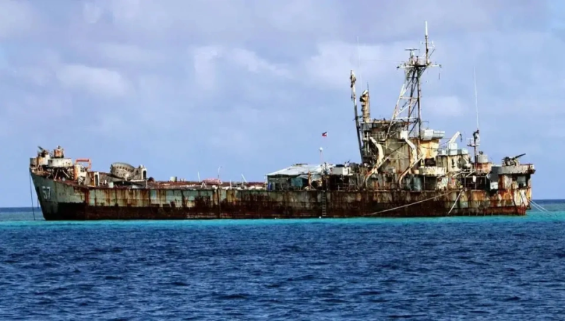 菲律賓「擱淺」在仁愛礁的登陸艦，形成對該礁島的實然控制。   圖：翻攝自《網易新聞》