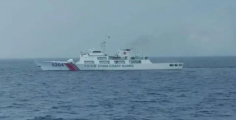 遭到包圍的中國 5204 號海警船。   圖：翻攝自《網易新聞》