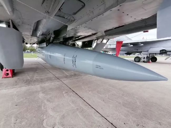 掛載於俄軍戰機下方的匕首高超音速導彈。   圖 : 翻攝自騰訊/迷彩虎
