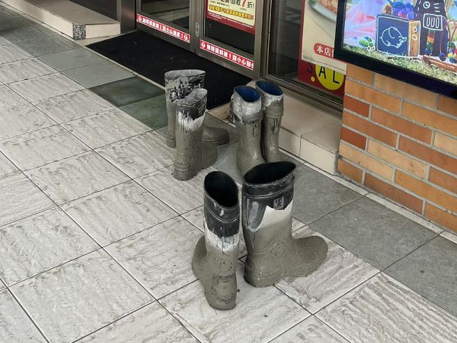 超商門口的3雙水泥雨鞋，背後超暖心意曝光。   圖／翻攝路上觀察學院臉書