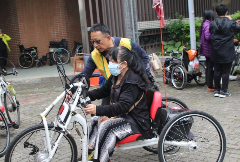 位於板樹體育館的「新北市輪椅夢公園」身障朋友可免費預約，學習使用手搖車。   圖：新北市體育處提供