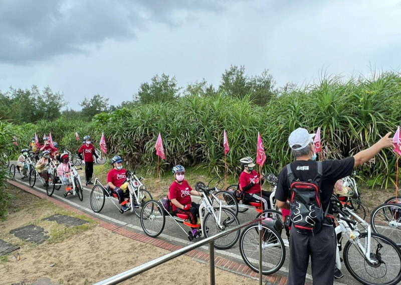 身障朋友透過手搖車也能享受迎風騎乘的樂趣。   圖：新北市體育處提供