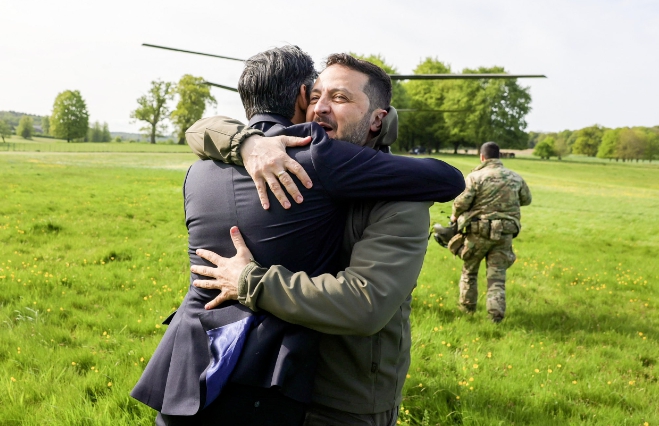 英國首相穌納克熱情擁抱到訪英國的烏克蘭總統澤連斯基。蘇納克並在推文中說 : 歡迎回來。   圖 : 翻攝自蘇納克推特