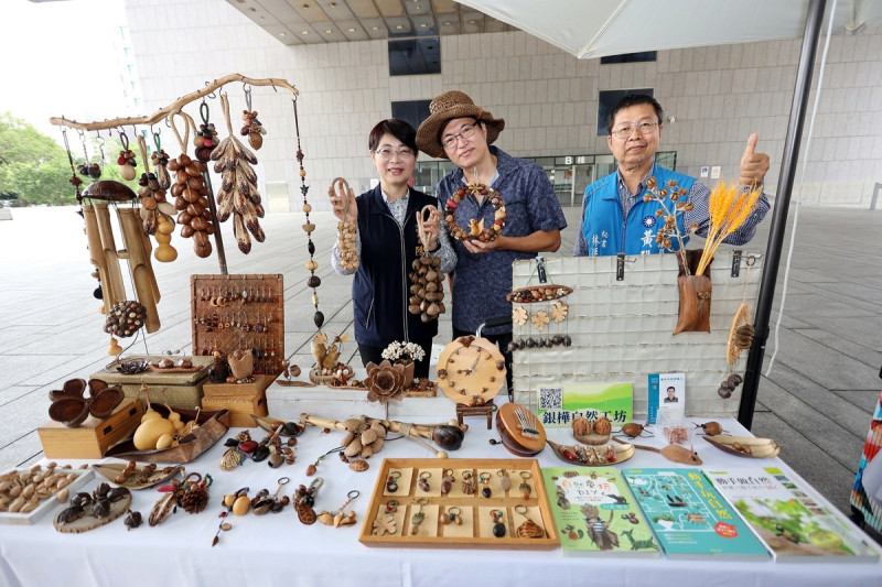 台中街藝嘉年華除了動態演出現場還有藝術市集，歡迎市民朋友一起挖寶聽音樂。   台中市文化局/提供