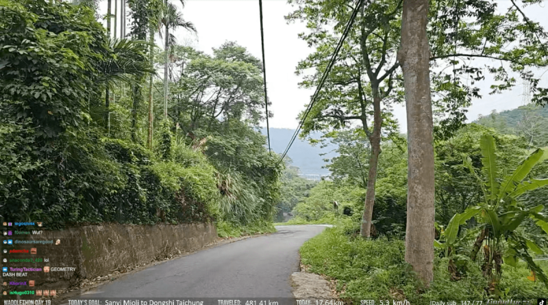 企鵝妹昨日的路程整個都是山路，被網友稱為「地獄級路線」。   圖：翻攝自Twitch/Jinnytty