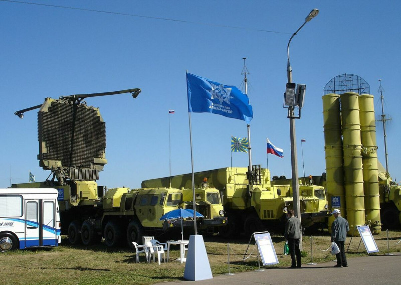 俄軍仍有大量 S-300 導彈庫存，這些導彈能夠造成相當大的破壞。圖為 S-300PMU-2 系統車輛。   圖：翻攝自維基百科