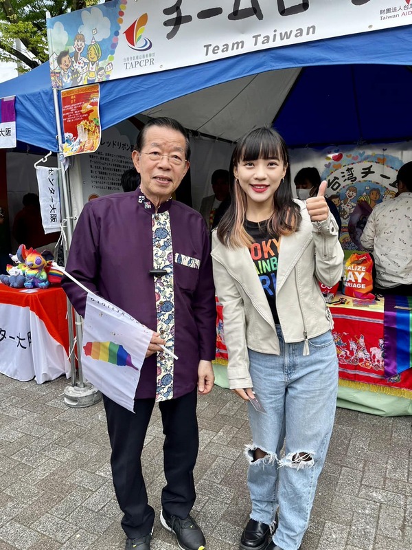 市議員黃捷與駐日代表謝長廷4月23日在東京同志遊行合照。   圖：取自黃捷臉書
