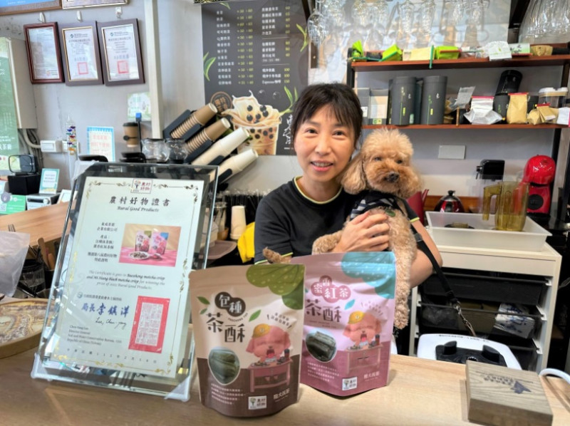 東成茶葉產品痴犬找茶系列點心－「包種茶酥&蜜香紅茶酥」，入選農村好物。   圖：新北市農業局提供