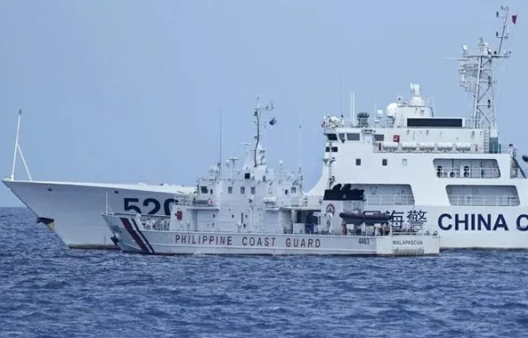 菲律賓向仁愛礁的補給船隻，常常遭到中國海警船的阻擋。   圖 : 翻攝自騰訊新聞/俯瞰全球