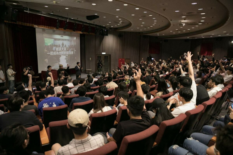 副總統兼民進黨主席賴清德16日晚間應邀出席政大學生會及學生議會主辦的「政治進入大學？！青年與主席有約」講座。   圖：民進黨提供