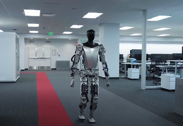 Tesla Bot人形機器人的最新樣貌。   圖：翻攝自Tesla youtube