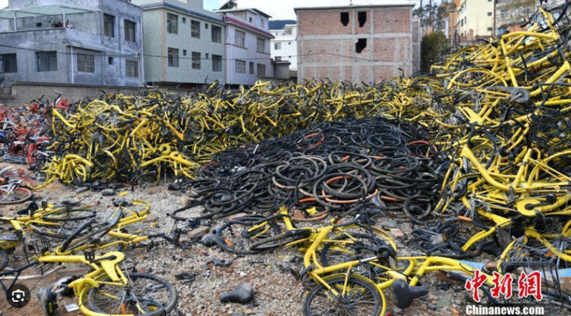 中國的ofo共享單車破產後，大輛的單車遭到棄置。   圖 : 翻攝自中心網
