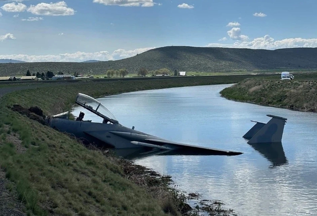 美國國民警衛隊空軍的一架 F-15D 戰機在俄勒岡州克拉馬斯福爾斯的金斯利機場著陸時衝出跑道，一頭栽進附近的灌溉水道。   圖 : 翻攝自觀察者網