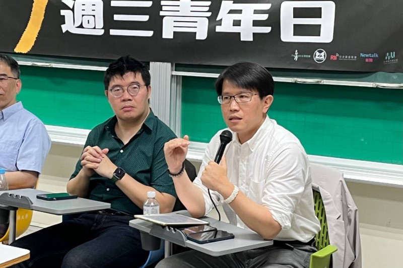 台灣智庫副執行長董思齊發言，期盼能透過深入校園與社區的座談及講演，帶動與青年議題相關的公共知識的討論。   圖：台灣智庫提供