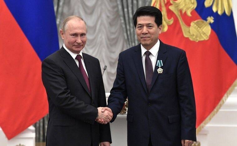 李輝（右）曾任駐俄大使，2019年7月卸任前夕，獲俄羅斯總統普丁授友誼勳章。   圖：翻攝俄羅斯外交部網站