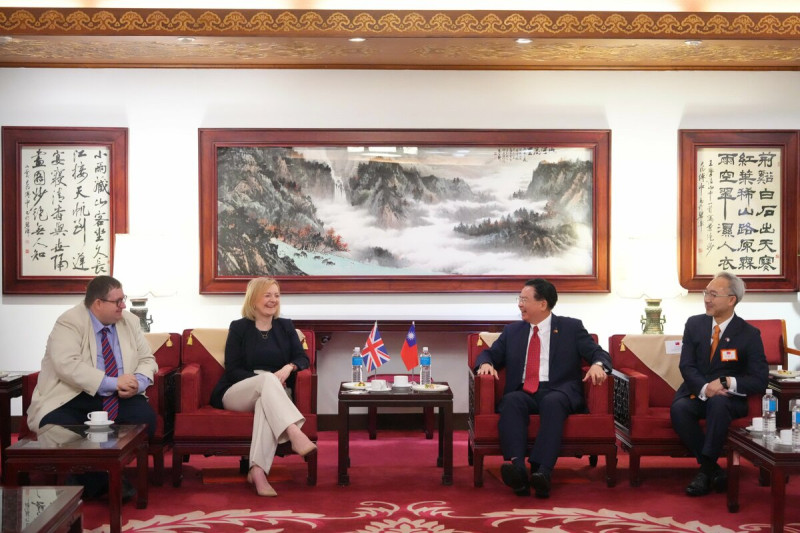 英國前首相特拉斯（Liz Truss） 與外交部長吳釗燮會面。   圖 : 取自特斯拉推特