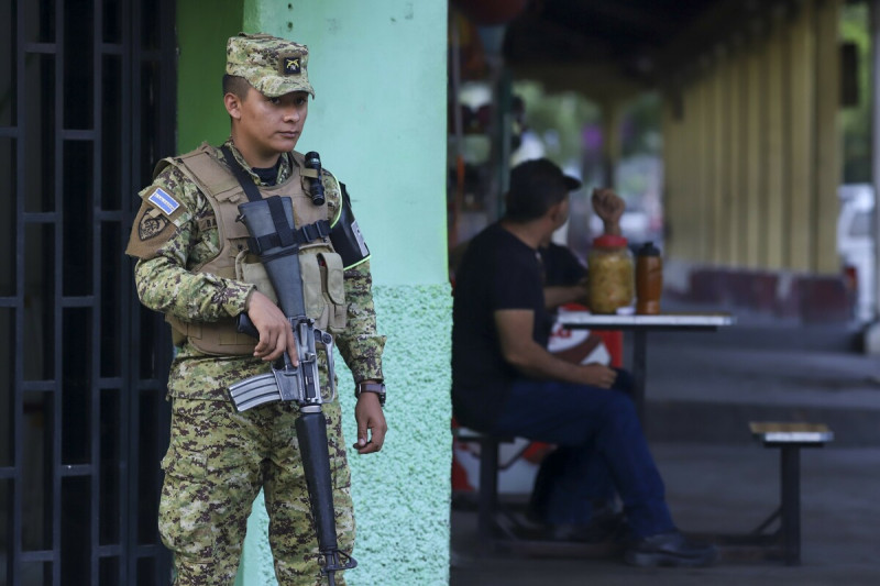薩爾瓦多總統布克利出動 5,000 多名士兵和 500 名警察，包圍了涉事的北部城市新康塞普西翁。   圖 : 達志影像/美聯社