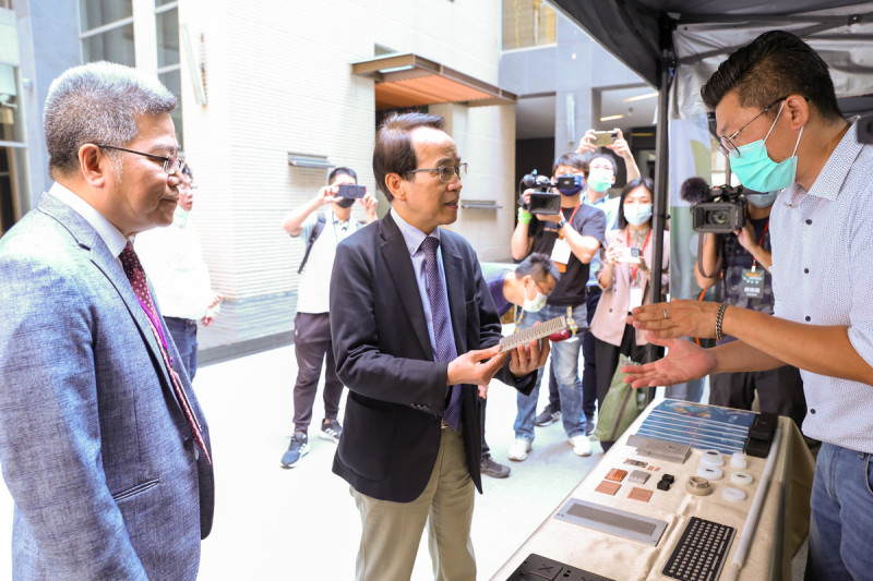 周光春(左)陪同林欽榮(中)巡看展覽攤位。   圖：科技產業園區電電公會提供