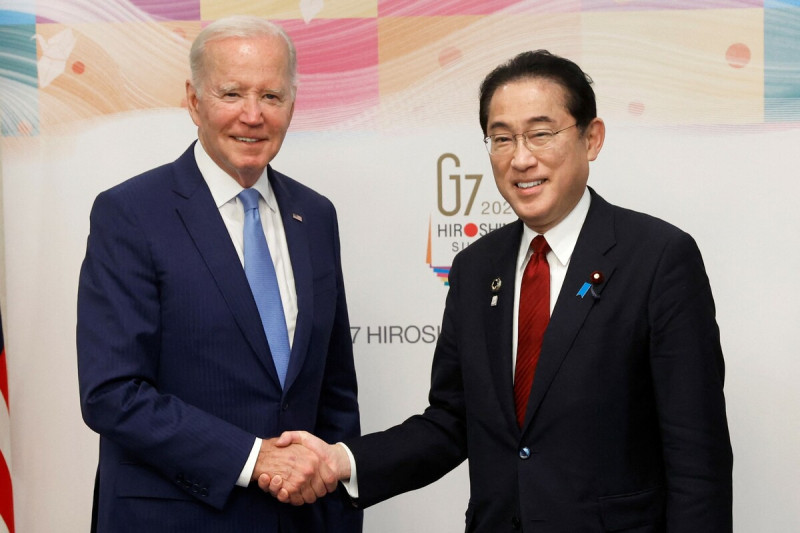 日本首相岸田文雄稱，將在七國集團峰會期間討論「應通過對話和平解決台灣問題」的立場。圖左為美國總統拜登，右為岸田文雄。   圖：達志影像/路透社