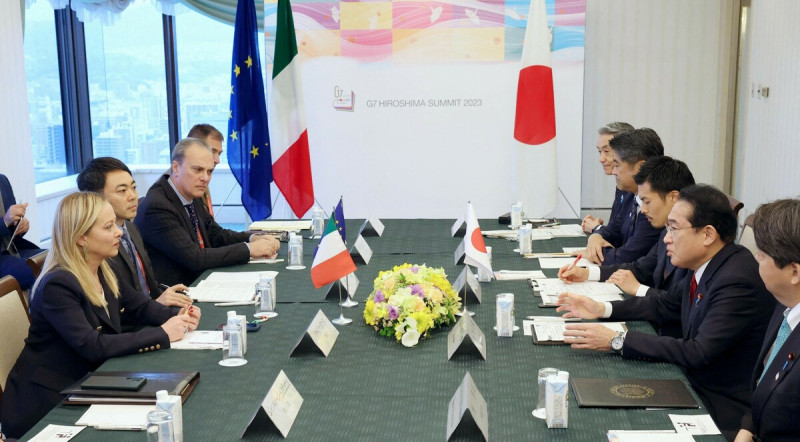 七國集團成員正協調將「台海地區和平與穩定的重要性」等內容寫入峰會聯合宣言。圖為日本首相岸田文雄(右)與義大利總統梅洛尼(左)討論。   圖：達志影像/路透社