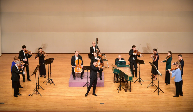 「柏林愛樂巴洛克合奏團」與小提琴家曾宇謙合作演出《四季-小提琴協奏》。   台中市政府文化局/提供