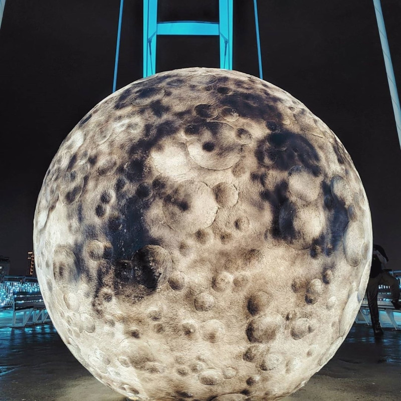 超逼真的月球表面，是新月橋上最顯著的地標。   圖：新北市高灘處提供