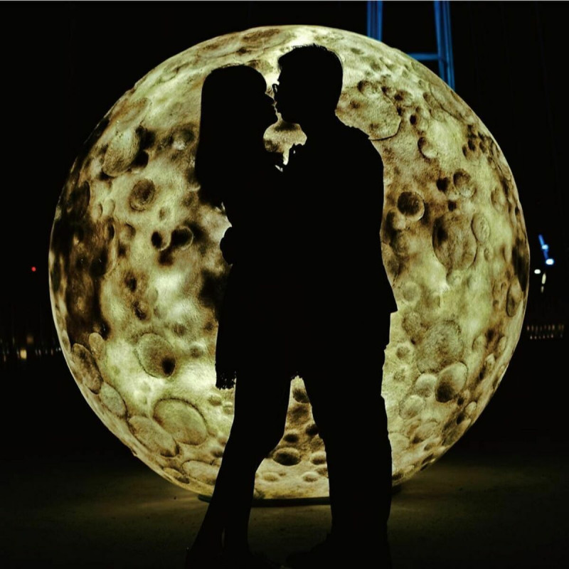 新月橋上的月亮是許多情侶浪漫的拍照地點。   圖：新北市高灘處提供