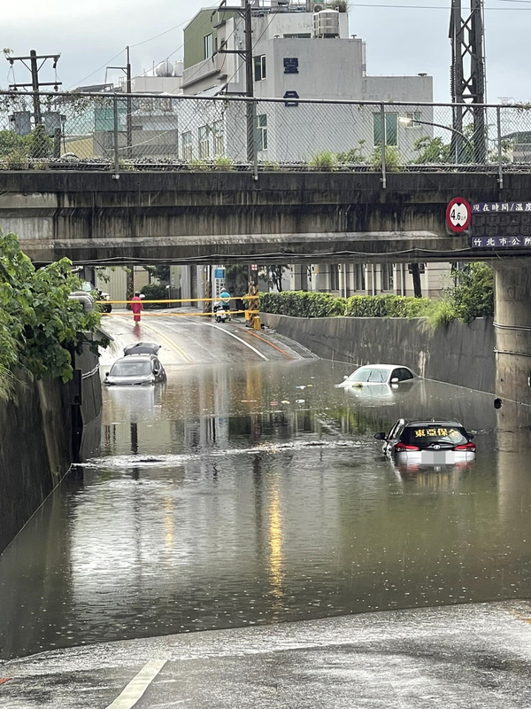 竹北中和街地下道淹水3車險滅頂，駭人畫面曝光。   圖：翻攝新竹爆料公社臉書