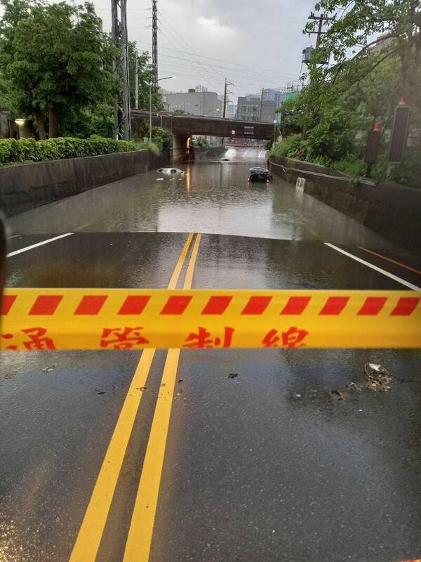 竹北中和街地下道淹水3車險滅頂，駭人畫面曝光。   圖：翻攝竹北市泰和里長廖鴻燕臉書