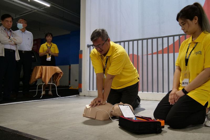 CPR及AED操作。   圖：新北市交通局提供