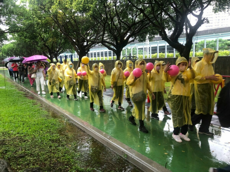 下雨澆不熄民眾的熱情參與。   圖：板橋區公所提供