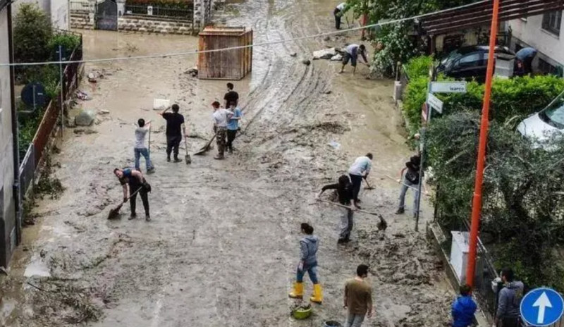 義大利北部雨勢驚人，當地乾旱許久，造成河川潰堤，路毀橋斷，更引發上百個水災和土石流。   圖：翻攝自網易