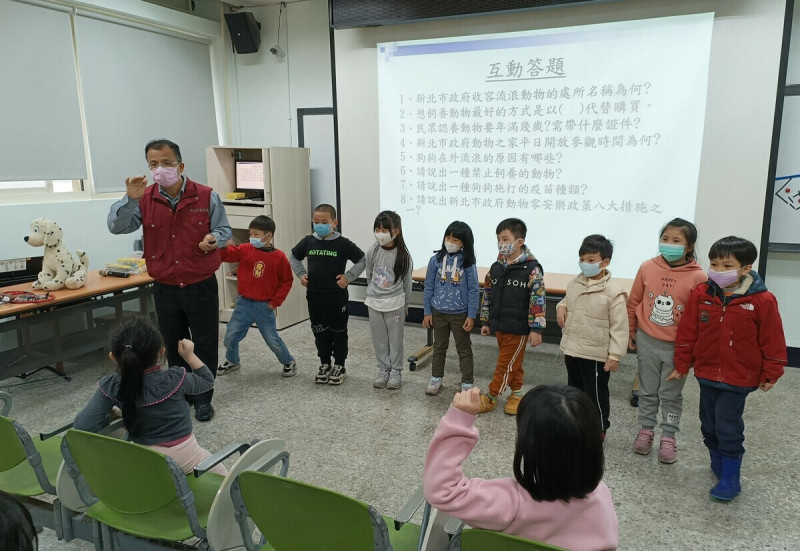 獸醫師有趣生動講解課程，孩童們搶先踴躍上台。   圖：新北市動保處提供