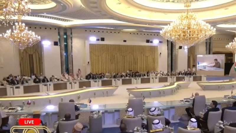 澤連斯基19日前往沙烏地阿拉伯，在沙烏地阿拉伯主辦的阿拉伯聯盟峰會上發言。   圖：翻攝推特