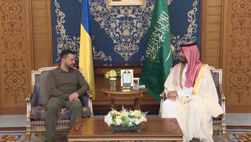 澤連斯基與沙烏地阿拉伯王儲穆罕默德．沙爾曼（Mohammed bin Salman）會面。   圖：翻攝推特