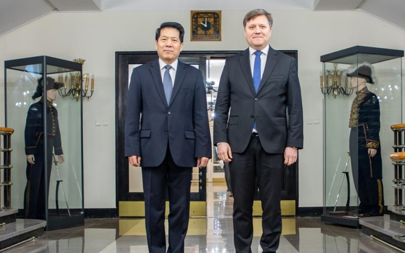 波蘭副外交部長葛瑞渥19日在華沙與中國的烏克蘭特使李輝會面。   圖：翻攝波蘭外交部網站