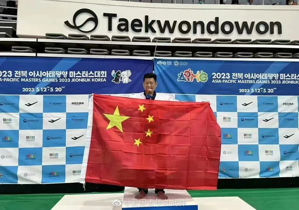 台灣跆拳道選手李東憲參加韓國全州2023年狀元運動會獲得銅牌，現場秀出五星旗。   圖：翻攝微博