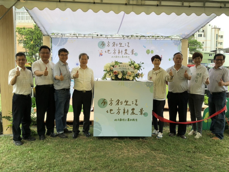 「南方創生活 地方新農景」地方創生x農村再生草地市集由國家發展委員會地方創生南區輔導中心及農委會水土保持局臺南分局攜手辦理，今日於台南市「阿嬤你看市集廊道」熱鬧登場，展現地方創生與農村再生豐碩成果。   圖：黃博郎／攝