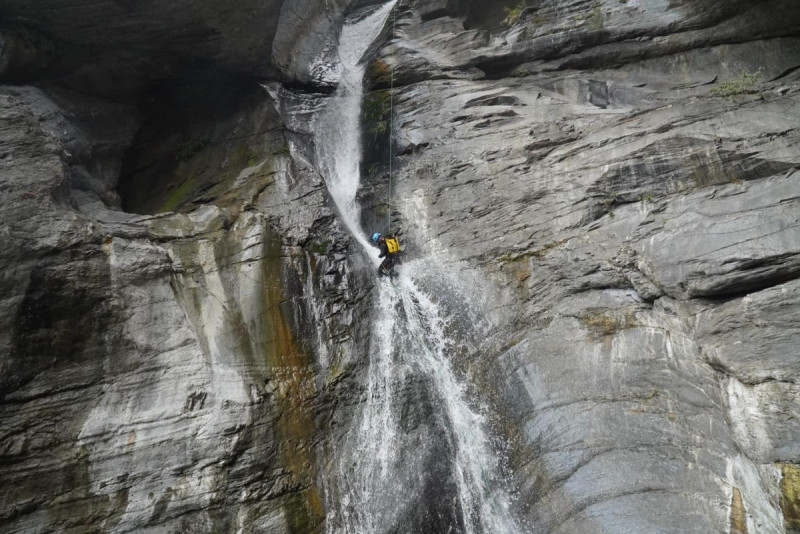 常有遊客組成溯溪團到屏東秘境「飛龍瀑布」玩，挑戰「降溪」頗有難度。   圖：翻攝自探險威狼臉書