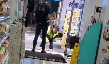 員警以警棍抽打「超商浩克」多下，被依執法過當處分。   圖：翻攝自記者爆料網