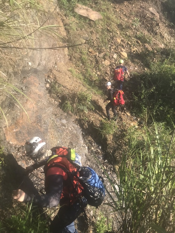 飛龍瀑布5受困者已吊掛救出1人、4人待救   圖片來源:民眾提供