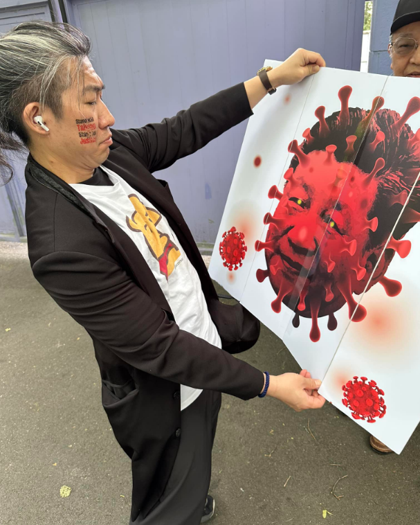 牙醫史書華20日赴中國常駐聯合國日內瓦辦事處代表團館前抗議。   圖: 翻攝自臉書牙醫史書華