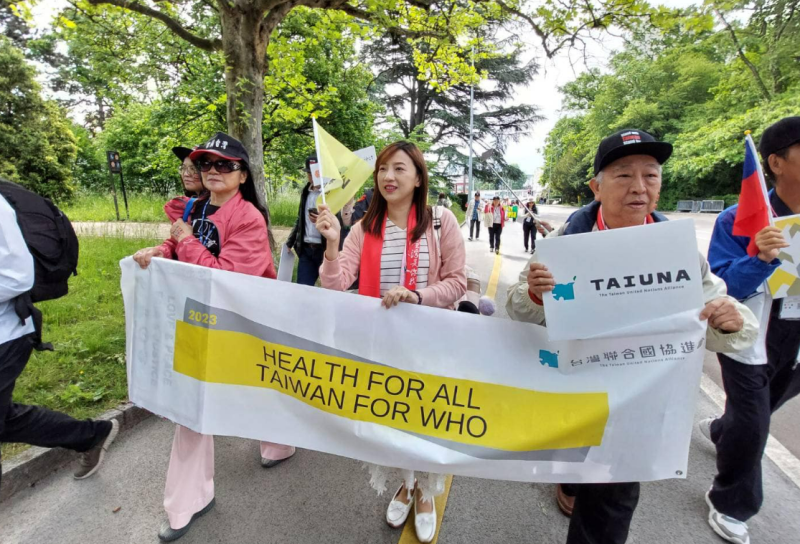 民進黨新北市議員陳乃瑜也一同響應日內瓦遊行，大聲疾呼「Taiwan for WHO」。   圖: 翻攝自陳乃瑜臉書