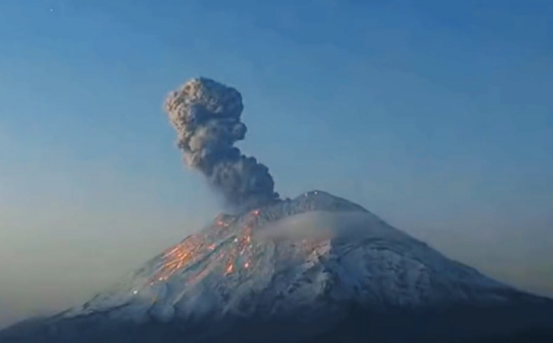 墨西哥首都墨西哥城東南方向的波波卡特佩特火山（Popocatepetl）近期出現小規模爆發。   圖 :翻攝自墨西哥國家災害防治中心（Cenapred）